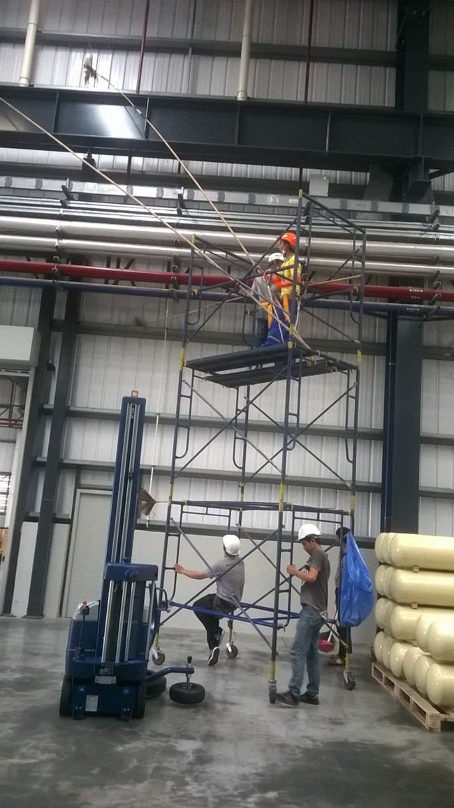 รับกวาดหยากไย่  ชลบุรี ตามเพดานหลังคาสูงในโรงงานอุตสาหกรรม